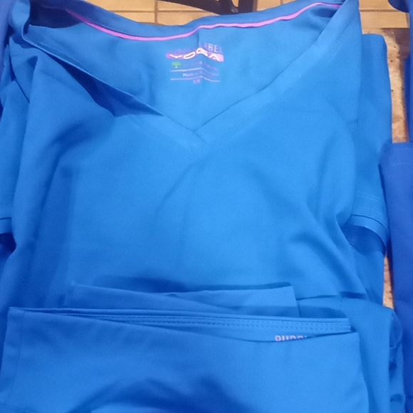 HUGE SCRUBS LOT DICKIES, BUTTER SOFT,CHEROKEE AND OTHERS 15 SETS - Picture 3 of 11